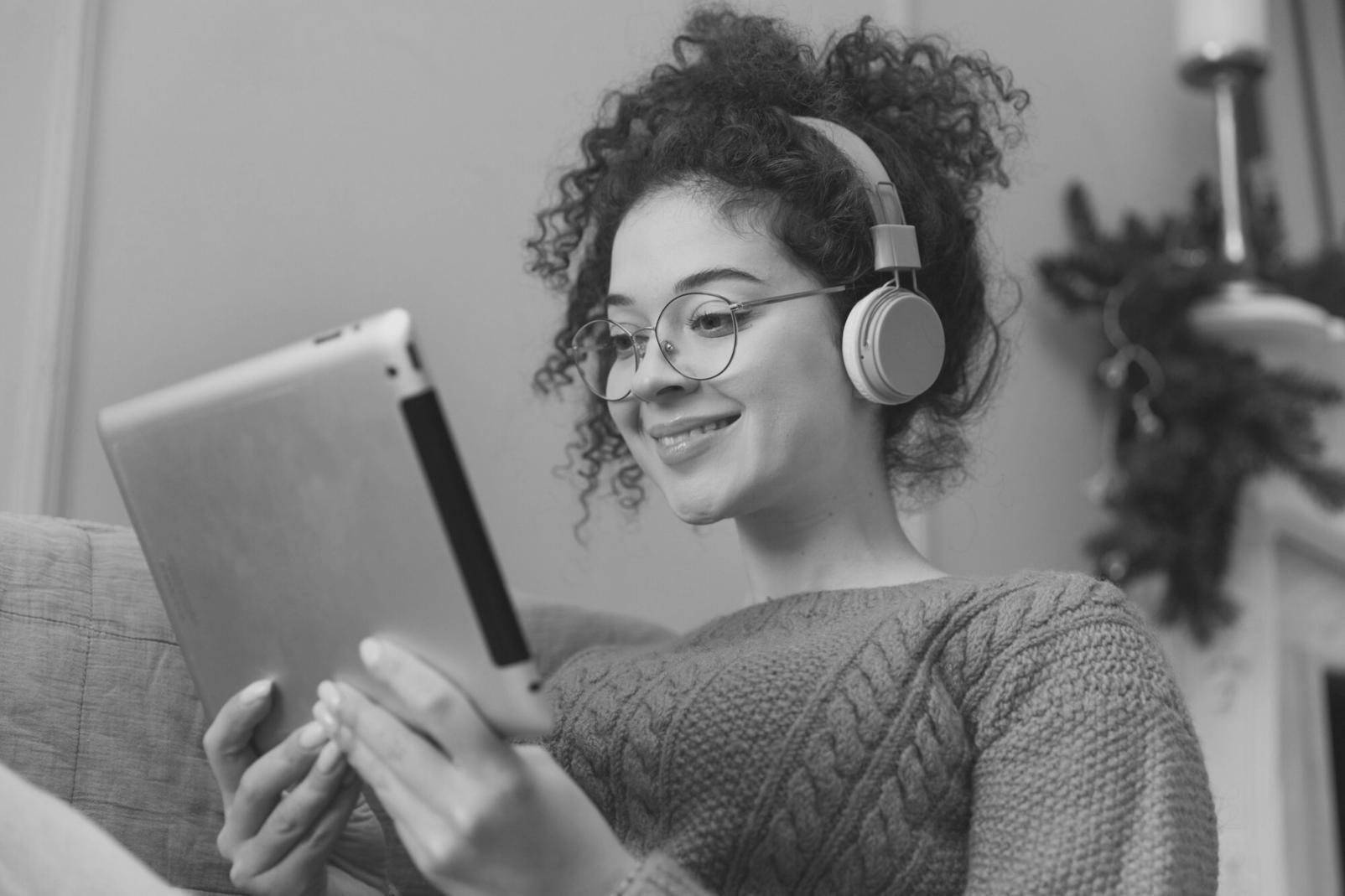 Persona planificando sus finanzas con documentos y calculadora